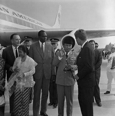 Kennedy-Megawati-12_9_1961.jpg