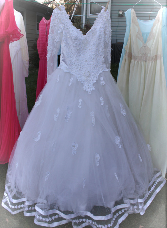 Oh how I love this beautiful Cinderella style wedding dress
