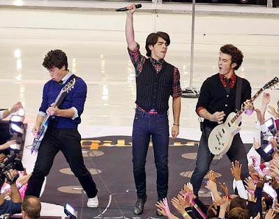 Jonas Brothers: Top 10 Momentos del 2008!! 7+jonas-brothers-half-thanksgiving+blogdelatele_blogspot_com