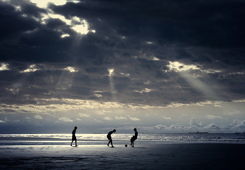 [beach_soccer_2_by_isacg.jpg]