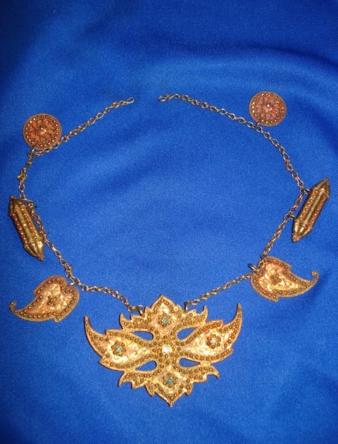 .: dokoh emas daun sukun bersepuh merah