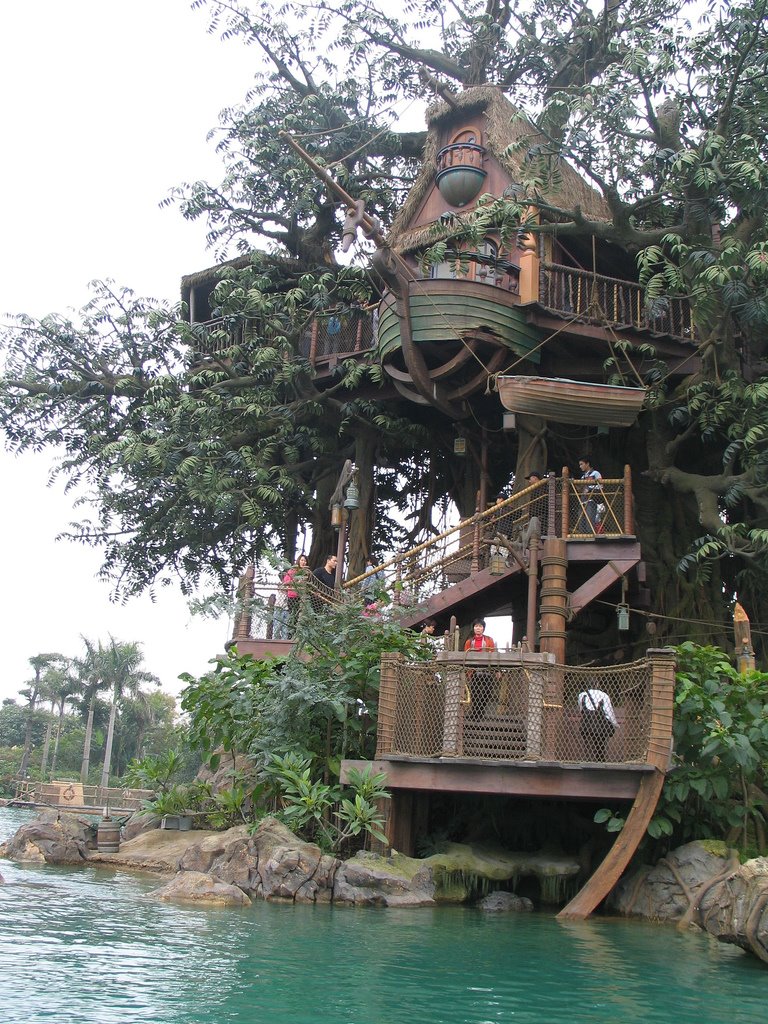 [HK_Disneyland_tree_house_by_Dave_Q.jpg]