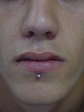 colocação de piercing a baixo do labio inferior