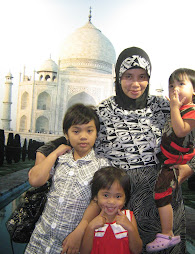 Di depan Taj Mahal (TP) Tira, Nisa dan Indie