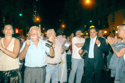 http://1.bp.blogspot.com/_XcuNWHiZPHc/R-uLrPHbp2I/AAAAAAAADMM/QojCDLUSuXE/s400/Cacerolazo+en+la+Recoleta.jpg