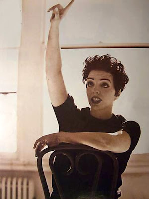 Liza Minnelli jiving like a