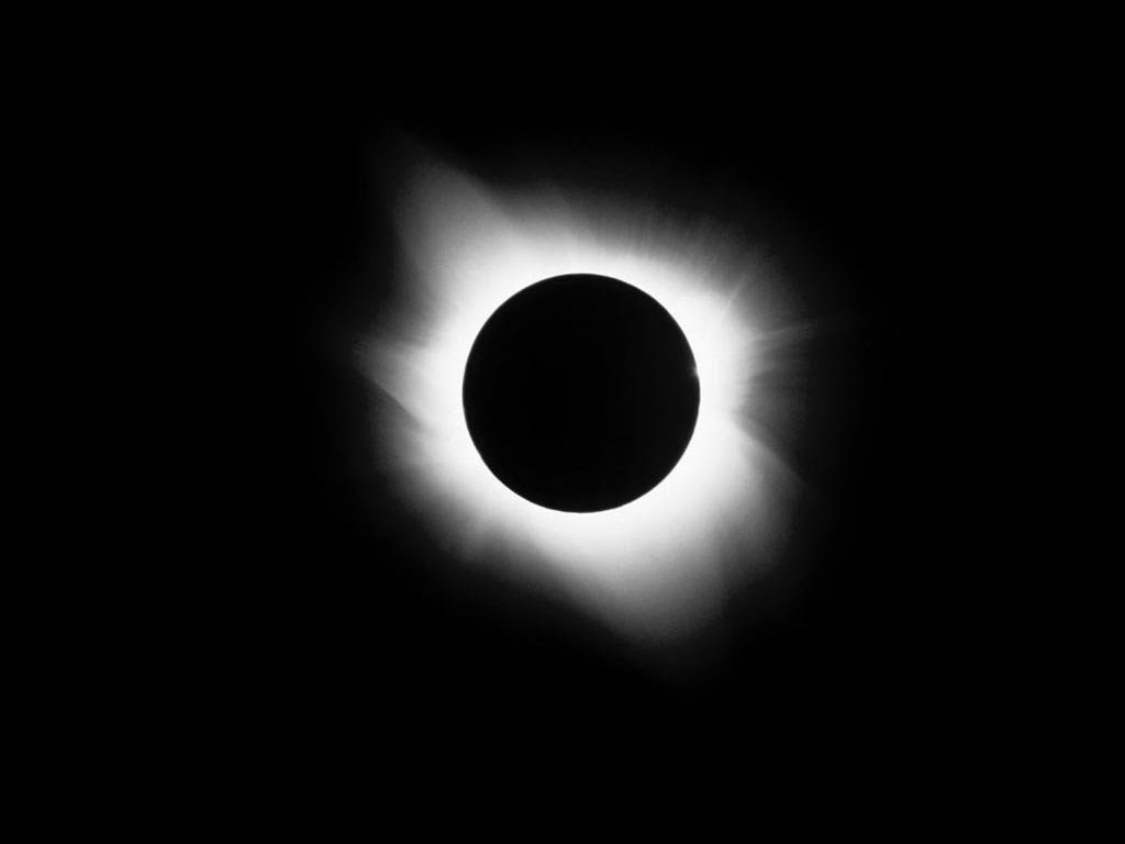 http://1.bp.blogspot.com/_XjozPx4thro/TBLTuFOQS1I/AAAAAAAAALI/c0h9BG8DigY/s1600/eclipse.bmp