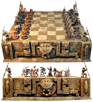 Peças de xadrez brancas e marrons de madeira dispostas no tabuleiro de  xadrez no hotel alpino