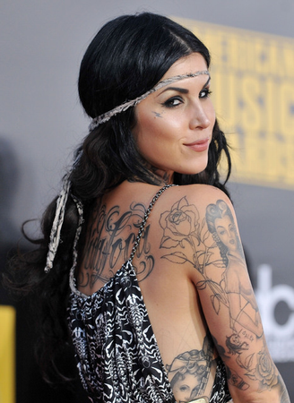 KAT VON D: TATTOO: Stars on the side of her face