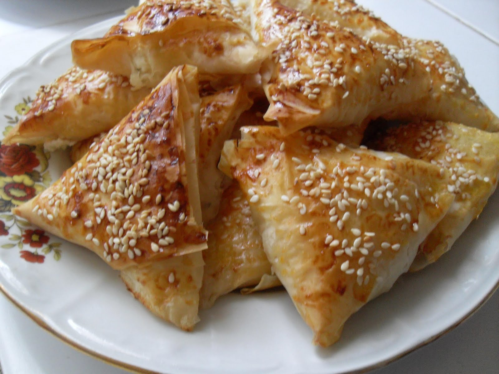 AynaGöz. Baklava Yufkasından Sosisli Çıtır Börek