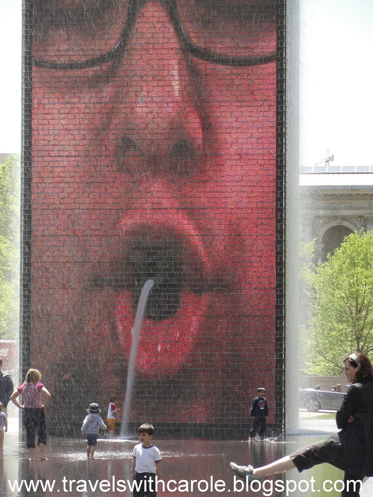 [Chicago-MilleniumPark-Crown+Fountain3-watermark.JPG]