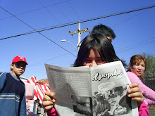 Niña lee El Popular en Feria de Lo Valledor
