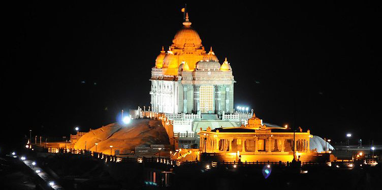 துணிந்து நில்... எதிலும் வெல்! இன்று விவேகானந்தர் பிறந்தநாள் Vivekanand_Memorial_by_the_night,_Kanyakumari,_Tamil_Nadu