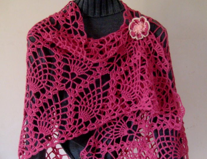 شالات كورشييه  Pink+camellia+crochet+shawl2