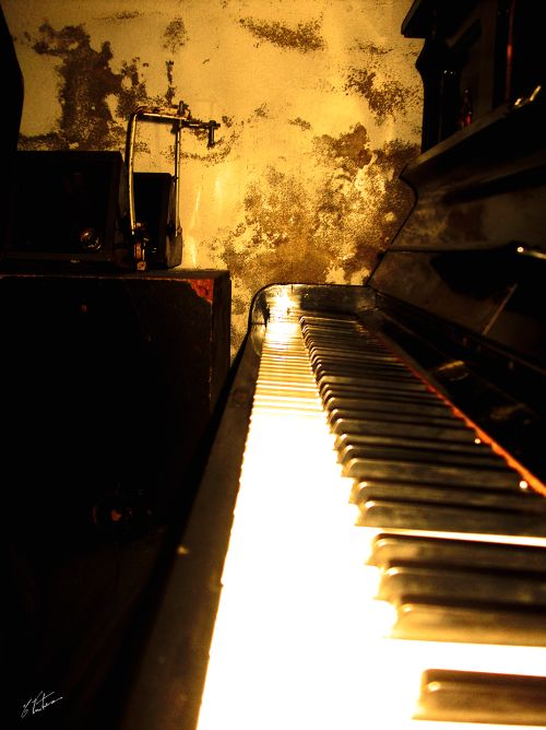 [piano.jpg]