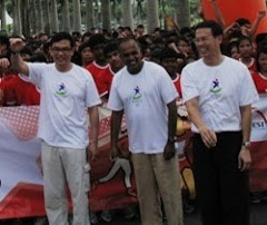 With Law Minister & Mayor at 2010 YOG run