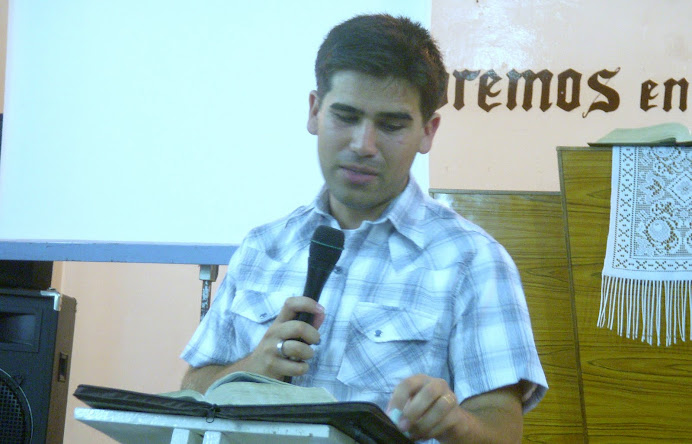 Predicando en la ciudad de Temperley; Lomas de Zamora. Buenos Aires, Argentina.