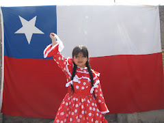 Niña en saludo a nuestra patria