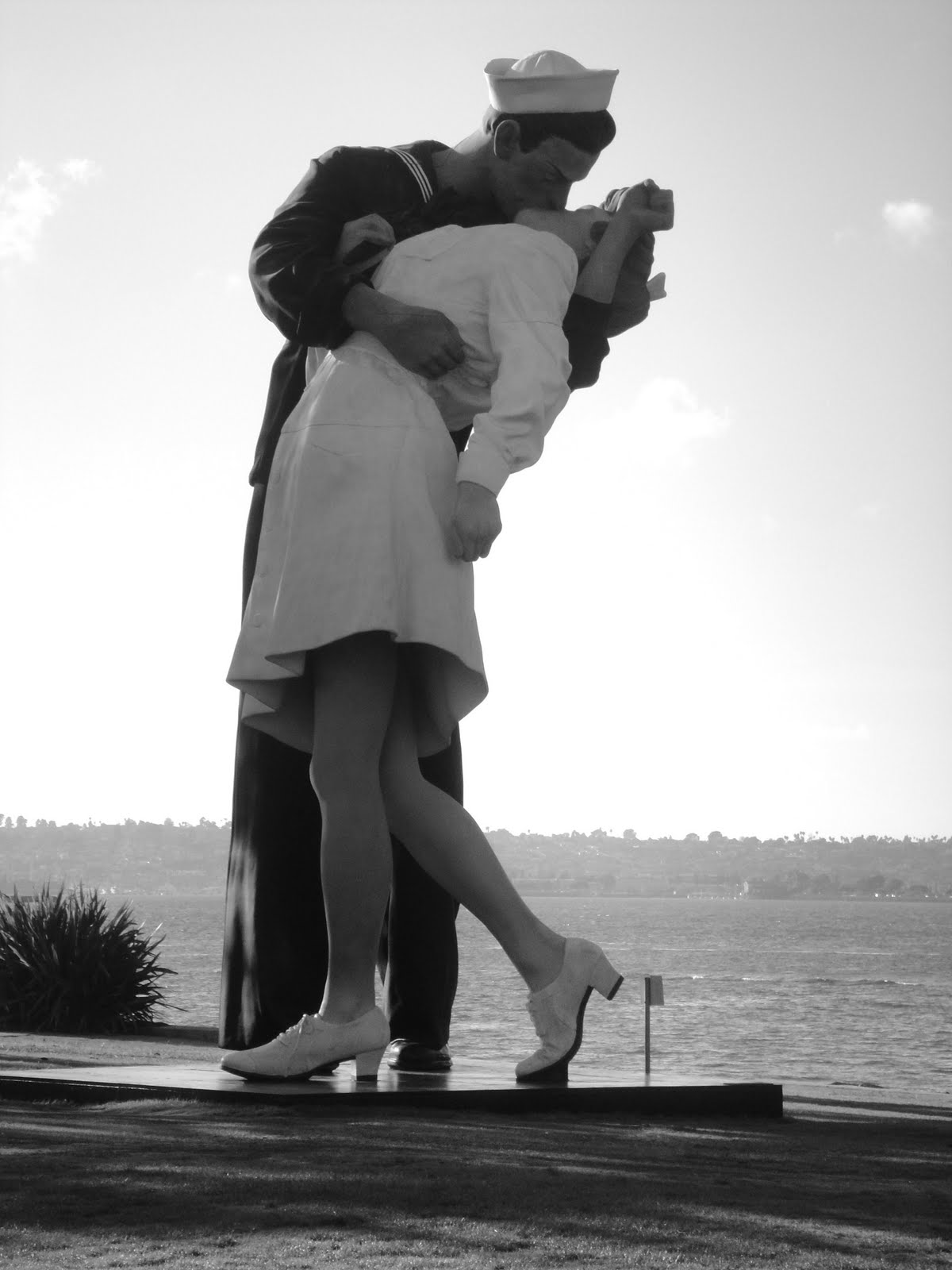 [navy+kiss.jpg]