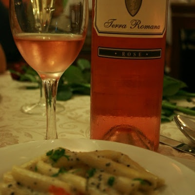 Penne cu icre de somon si caviar si Rose Terra Romana 2009