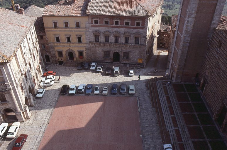 [Montepulciano+Piazza200.jpg]