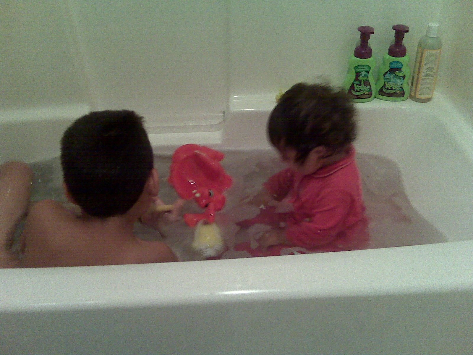 [Ella+falls+in+bath2.JPG]