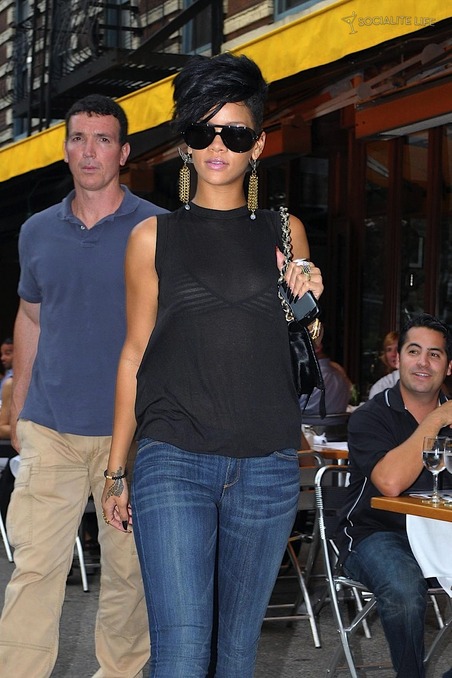 [gallery_main-rihanna-see-through-top-07172009-01.jpg]