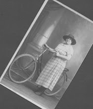 Oma met fiets