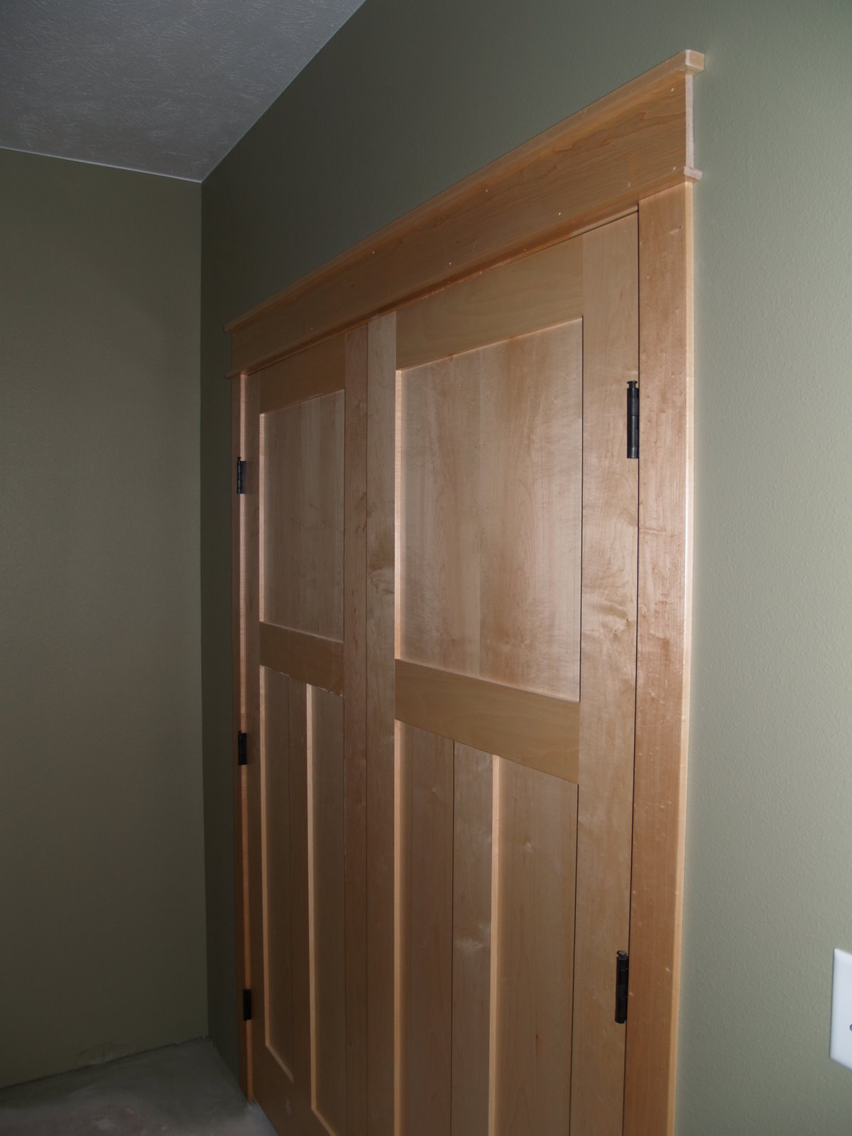 [may+8+closet+doors.JPG]