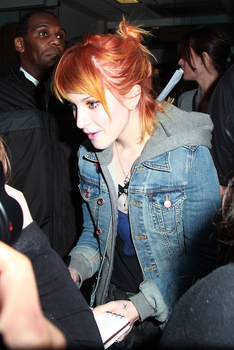 I want to have Hayley Williams' hair. The style, the color.. perfect.