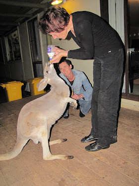 ...en Emmy met... kangoeroe...