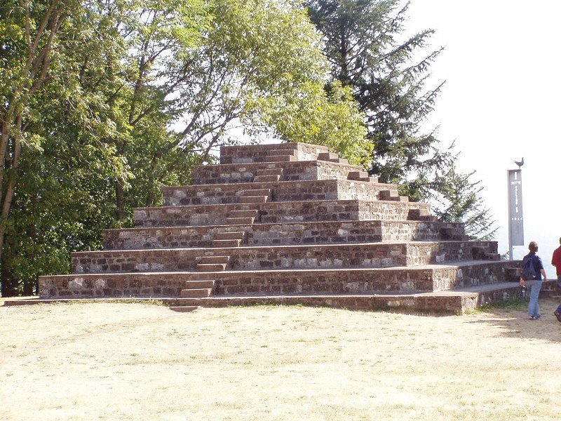 [Pyramide+commémorative.jpg]