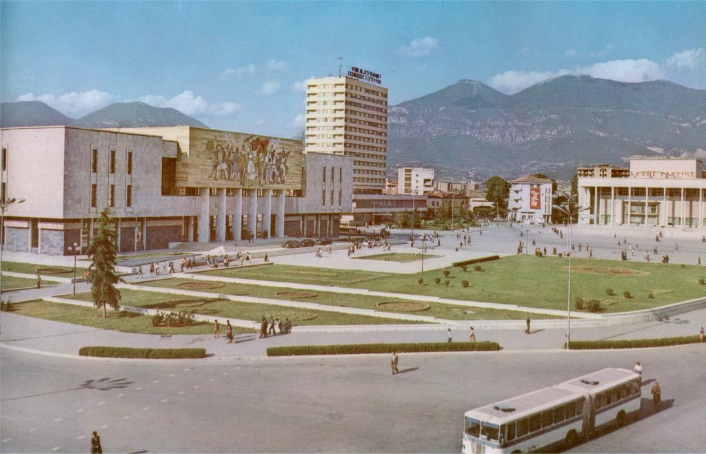 El socialismo en Albania y el retroceso capitalista - Enver Hoxha y la revolución albanesa (MUY INTERESANTE!) Avenida+centro+tirana