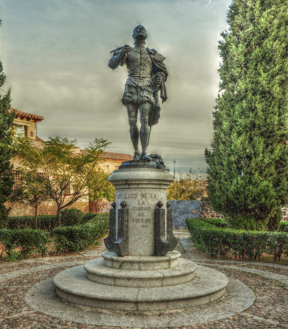 ESCULTURA DE GARCILASO DE LA VEGA EN LA PLAZA DE SAN ROMAN