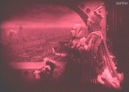 Screenshot aus Film 'Intolerance': König von Babylon blickt auf seine Stadt, die einer Fabrikanlage nicht unähnlich sieht