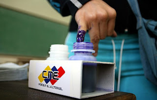 eleitor chega para votar
