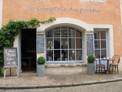 Dans le vieux Bellême face au porche