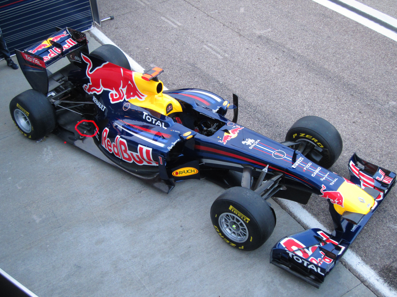 http://1.bp.blogspot.com/_Yjpc_eruYBo/TUfDTYL123I/AAAAAAAAKCo/iipI9Lc1HpQ/s1600/2011-Red-Bull-RB7-in-Photo.jpg