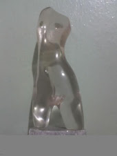 Torso em resina cristal.