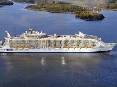 O maior e mais caro navio do mundo _Oasis of the Seas, um verdadeiro parque de diversões flutuante.