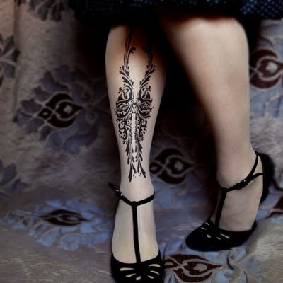 Meias que trazem a irreverência da tatuagem para o inverno 2010