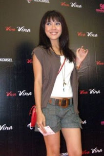 Dea Ananda with casual dress