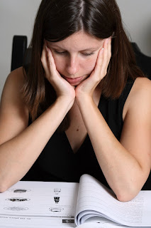 Chica estudiando para un examen