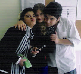 Kocaman kollarıyla sarmış arkadaşlarını