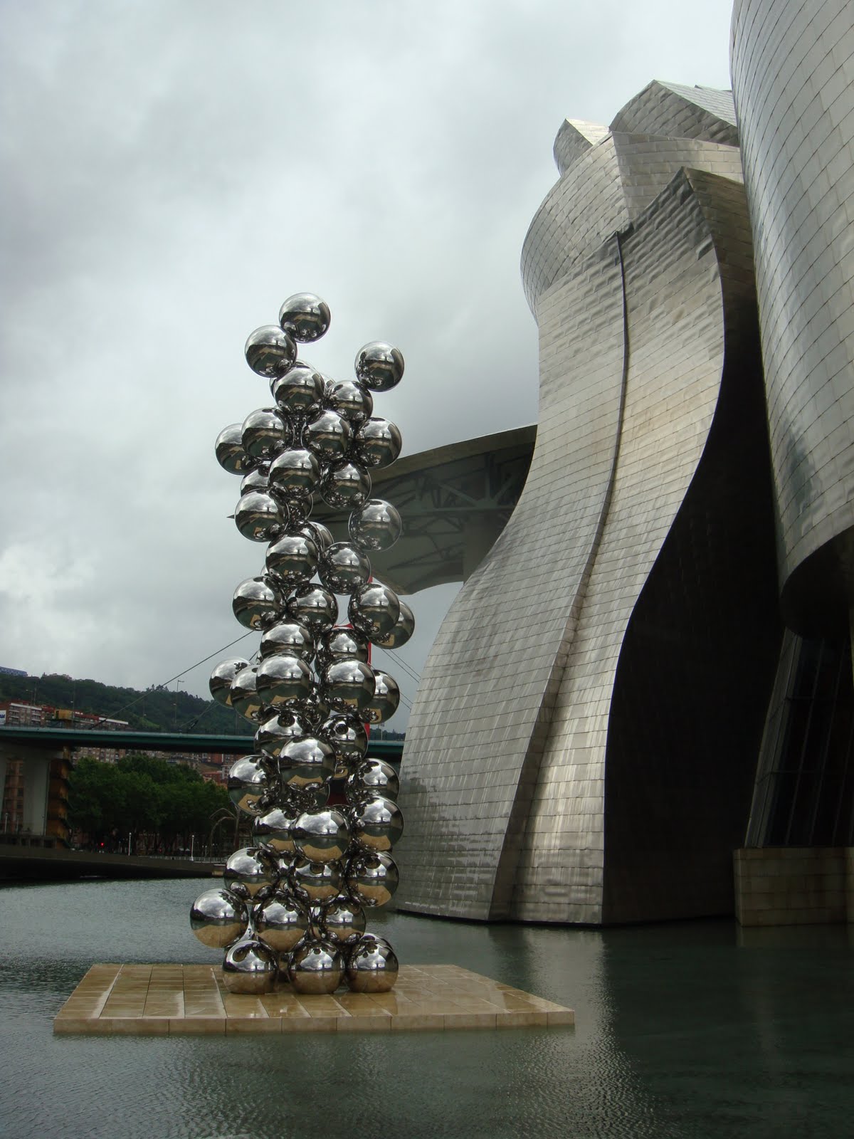 http://1.bp.blogspot.com/_Z7gIMze-sno/TBjs8sOI5AI/AAAAAAAAAL0/-mtT7c74AdQ/s1600/Guggenheim,+Bilbao,+Spain+024.JPG