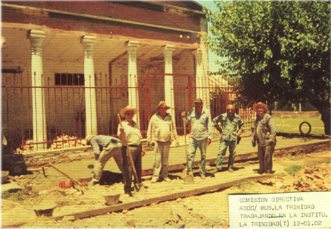 Socios realizando trabajo de mejoras