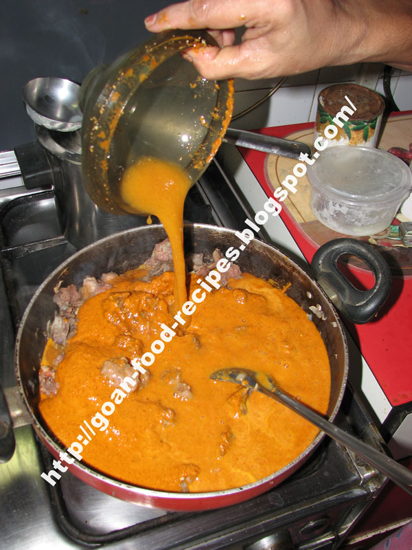 [adding_water_to_meat_curry.jpg]