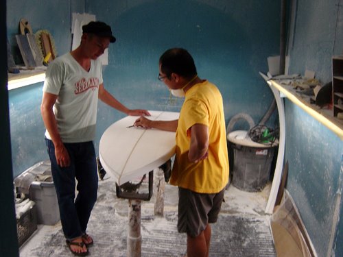 [tyler_warren_mandala_shaping_surfboard.jpg]