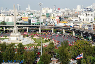 Bangkok traffic paralyzed as red Shirts occupy Victory Monument