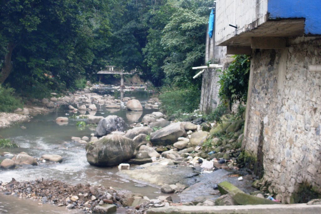 [arroyo_contaminado.JPG]